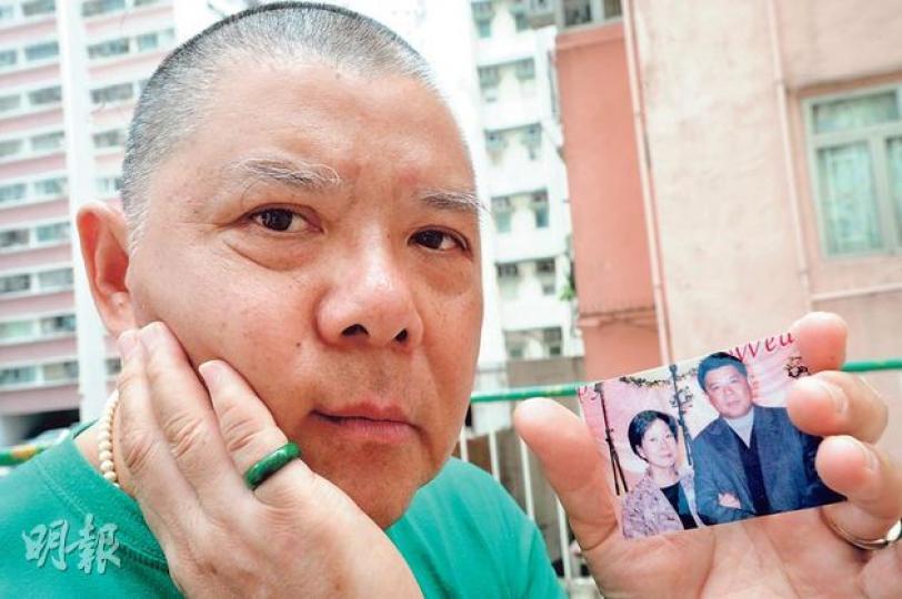 南丫海難中死裏逃生的黃大華(圖),妻子不幸罹難,他至今無法釋懷,並因海難時經歷生死一刻的陰影未散,不僅無法重拾貨車司機的工作,甚至過馬路也感不安。(尹錦恩攝) 南丫海難中死裏逃生的黃大華(圖),妻子不幸罹難,他至今無法釋懷,並因海難時經歷生死一刻的陰影未散,不僅無法重拾貨車司機的工作,甚至過馬路也感不安。(尹錦恩攝)