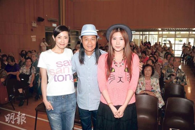 張玉珊(左起)、蔡一智及Kellyjackie與一眾長者預祝中秋節。(攝影/記者:陳釗) 張玉珊(左起)、蔡一智及Kellyjackie與一眾長者預祝中秋節。(攝影/記者:陳釗)