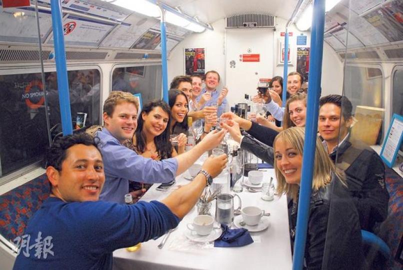 在Victoria Line的舊車廂裏吃晚飯,是最有噱頭的倫敦地鐵慶生活動。(郭瑋瑋攝)Mark Mason(右二)(郭瑋瑋攝)Janos,賣藝人(郭瑋瑋攝)Barry,地鐵站客戶服務助理(郭瑋瑋攝)Clare,倫敦大學亞非學院碩士生(郭瑋瑋攝)歐陽應霽(郭瑋瑋攝)鄧達智(郭瑋瑋攝)Tottenham Court Road站(郭瑋瑋攝)(明報製圖) 在Victoria Line的舊車廂裏吃晚飯,是最有噱頭的倫敦地鐵慶生活動。(郭瑋瑋攝)Mark Mason(右二)(郭瑋瑋攝)Janos,賣藝人(郭瑋瑋攝)Barry,地鐵站客戶服務助理(郭瑋瑋攝)Clare,倫敦大學亞非學院碩士生(郭瑋瑋攝)歐陽應霽(郭瑋瑋攝)鄧達智(郭瑋瑋攝)Tottenham Court Road站(郭瑋瑋攝)(明報製圖)