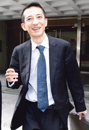 被指收受近2500萬元賄款的德意志銀行前執行董事馬善智(圖)昨到高院受審。他表現輕鬆,散庭後主動讓記者拍攝。(李兆昌攝) 被指收受近2500萬元賄款的德意志銀行前執行董事馬善智(圖)昨到高院受審。他表現輕鬆,散庭後主動讓記者拍攝。(李兆昌攝)