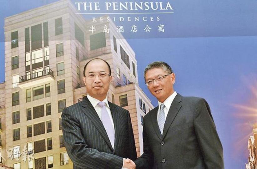 大酒店拆售旗下的上海半島酒店公寓,拆售19個單位,圖為大酒店董事總經理郭敬文(右)及上海外灘半島酒店主席王偉賢(左)。(余俊亮攝) 大酒店拆售旗下的上海半島酒店公寓,拆售19個單位,圖為大酒店董事總經理郭敬文(右)及上海外灘半島酒店主席王偉賢(左)。(余俊亮攝)
