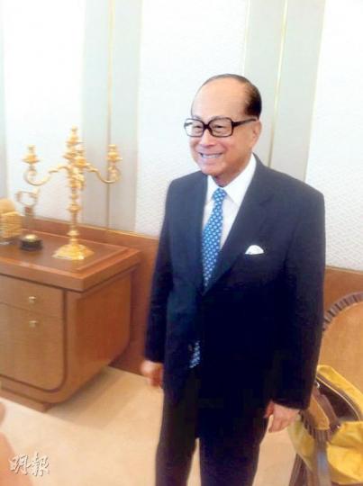 李嘉誠昨日見記者時精神奕奕,談笑風生,談到香港地產市况時,他說存在政策風險,「看不通」。(陸振球攝) 李嘉誠昨日見記者時精神奕奕,談笑風生,談到香港地產市况時,他說存在政策風險,「看不通」。(陸振球攝)