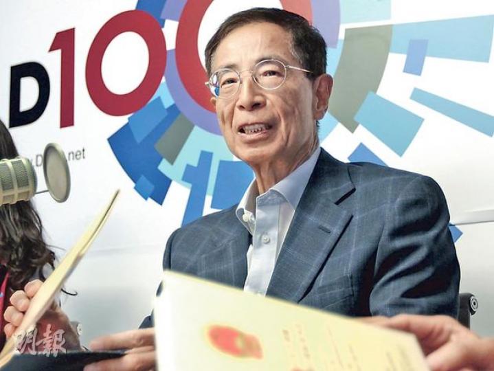 民主黨創黨主席李柱銘昨日出席D100節目,指自己常被建制派報章攻擊、指他是漢奸,但他說把香港事務國際化的不是他,而是中英雙方。(郭慶輝攝) 民主黨創黨主席李柱銘昨日出席D100節目,指自己常被建制派報章攻擊、指他是漢奸,但他說把香港事務國際化的不是他,而是中英雙方。(郭慶輝攝)