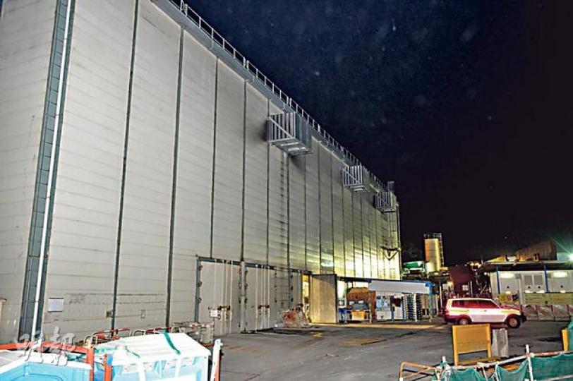 元朗八鄉高鐵地盤昨發生奪命工業意外,事發的隧道位於圖中白色建築物下方約40米。(蔡方山攝)死者Gurung的25歲妻子(前中)昨在工業傷亡權益會職員陪同下,到意外現場與高鐵方面會面,離開時神情木然。(楊德銘攝) 元朗八鄉高鐵地盤昨發生奪命工業意外,事發的隧道位於圖中白色建築物下方約40米。(蔡方山攝)死者Gurung的25歲妻子(前中)昨在工業傷亡權益會職員陪同下,到意外現場與高鐵方面會面,離開時神情木然。(楊德銘攝)