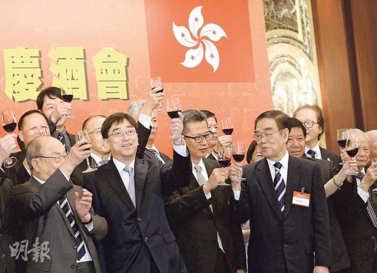 一眾高官噚日出席香港潮屬各界慶祝中華人民共和國成立64周年酒會,發展局長陳茂波(前左三)唔講嘢,而屬潮州同鄉嘅食衛局長高永文(前左二)就成晚情緒高漲,唱國歌時七情上面。(余俊亮攝) 一眾高官噚日出席香港潮屬各界慶祝中華人民共和國成立64周年酒會,發展局長陳茂波(前左三)唔講嘢,而屬潮州同鄉嘅食衛局長高永文(前左二)就成晚情緒高漲,唱國歌時七情上面。(余俊亮攝)