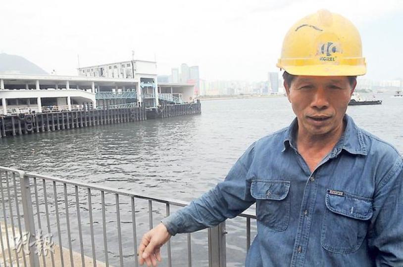 疑因不開心蹈海尋死少女(下圖),得維修工人(上圖)跳海拯救,半昏迷送院治理後未有大礙。(鍾炳然攝) 疑因不開心蹈海尋死少女(下圖),得維修工人(上圖)跳海拯救,半昏迷送院治理後未有大礙。(鍾炳然攝)