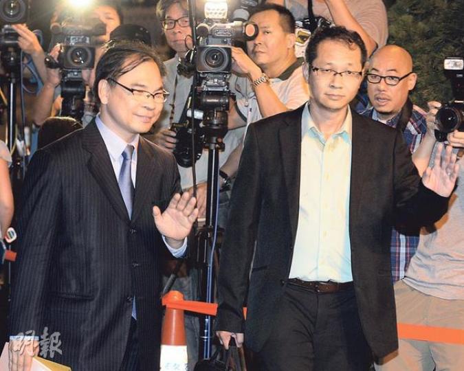 民主黨蔡耀昌(前右)和民協廖成利(前左)昨一同參與政改晚宴,蔡耀昌說曾於會上提出,若特首參選人須獲提名委員會一定比例提名的才能成為候選人,已變相限制了候選人上限,毋須另外限制候選人數目。(葉家豪攝) 民主黨蔡耀昌(前右)和民協廖成利(前左)昨一同參與政改晚宴,蔡耀昌說曾於會上提出,若特首參選人須獲提名委員會一定比例提名的才能成為候選人,已變相限制了候選人上限,毋須另外限制候選人數目。(葉家豪攝)