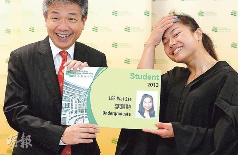 教院校長張仁良(左)昨聯同5名運動員會見傳媒,並向運動員頒發特製學生證,當中獲取錄的「牛下女車神」李慧詩(右)說,對重返校園既興奮又緊張。(余俊亮攝) 教院校長張仁良(左)昨聯同5名運動員會見傳媒,並向運動員頒發特製學生證,當中獲取錄的「牛下女車神」李慧詩(右)說,對重返校園既興奮又緊張。(余俊亮攝)