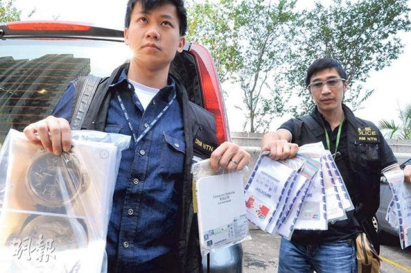 警方昨到其中一名疑犯位於沙田的寓所蒐證,並帶走電腦、提款卡及銀行存摺等調查。警員另展示行動搜獲的證物,如拍賣網騙到的名表相片(左)。(林智傑攝)警方昨晨押解一名涉網上拍賣行騙的疑犯,到其沙田富豪花園寓所蒐證。(林智傑攝) 警方昨到其中一名疑犯位於沙田的寓所蒐證,並帶走電腦、提款卡及銀行存摺等調查。警員另展示行動搜獲的證物,如拍賣網騙到的名表相片(左)。(林智傑攝)警方昨晨押解一名涉網上拍賣行騙的疑犯,到其沙田富豪花園寓所蒐證。(林智傑攝)