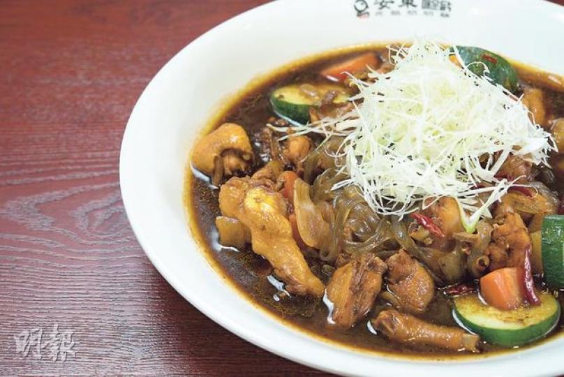 辛安東元祖奶奶雞-依足韓國店做法,嚴選安東農家雞,湯底鮮甜。客人可依個人口味,選擇不同辣度,亦設無辛味。($98瘂郱ゥF$188[大,圖)(黃志東攝)多多葱蛋飯-雞油均勻沾滿飯粒,鮮雞味濃且香,拌入不同配菜,配上燉雞,一濃一淡,味道相襯。($48)(黃志東攝)膠原蛋白沙律-每天用上新鮮蔬菜入饌,配以低溫慢煮的豬手,伴上用果醋、黑醋、芝麻醬等製成的沙律汁,酸酸甜甜,非常開胃。($58)(黃志東攝)芝士地獄薄餅-吃得辣,可挑戰此薄餅,醬汁自家秘製,以四種辣椒製成,奇辣無比,另拌入醃上一天的豬肉,令 辛安東元祖奶奶雞-依足韓國店做法,嚴選安東農家雞,湯底鮮甜。客人可依個人口味,選擇不同辣度,亦設無辛味。($98瘂郱ゥF$188[大,圖)(黃志東攝)多多葱蛋飯-雞油均勻沾滿飯粒,鮮雞味濃且香,拌入不同配菜,配上燉雞,一濃一淡,味道相襯。($48)(黃志東攝)膠原蛋白沙律-每天用上新鮮蔬菜入饌,配以低溫慢煮的豬手,伴上用果醋、黑醋、芝麻醬等製成的沙律汁,酸酸甜甜,非常開胃。($58)(黃志東攝)芝士地獄薄餅-吃得辣,可挑戰此薄餅,醬汁自家秘製,以四種辣椒製成,奇辣無比,另拌入醃上一天的豬肉,令