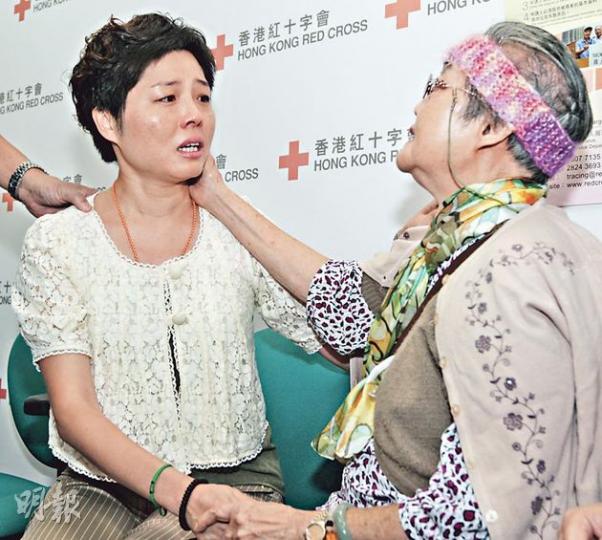 黃丁蘭(左)甫見到親生母親,已淚流滿面,在旁的丈夫輕輕觸碰她的膊頭以示支持;媽媽吳意(右)同樣雙眼通紅,輕輕觸摸女兒臉龐,二人都隔了數秒始能說話。(郭慶輝攝)這張「家庭照」等了50年才能拍下,黃丁蘭(左二)與丈夫梁先生(左一)表示,主動尋親需要無比勇氣,媽媽吳意(左三)、大女兒(左四)和幼子夫婦(右一及右二)則說,能找回丁蘭相當開心,一家人未來定會多聚頭。(郭慶輝攝) 黃丁蘭(左)甫見到親生母親,已淚流滿面,在旁的丈夫輕輕觸碰她的膊頭以示支持;媽媽吳意(右)同樣雙眼通紅,輕輕觸摸女兒臉龐,二人都隔了數秒始能說話。(郭慶輝攝)這張「家庭照」等了50年才能拍下,黃丁蘭(左二)與丈夫梁先生(左一)表示,主動尋親需要無比勇氣,媽媽吳意(左三)、大女兒(左四)和幼子夫婦(右一及右二)則說,能找回丁蘭相當開心,一家人未來定會多聚頭。(郭慶輝攝)