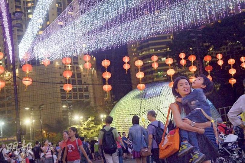 維園燈飾漂亮,迎月夜吸引不少巿民一家大小到來賞月。(葉家豪攝)昨晚11時半,香港夜空的月亮已是又大又圓。(葉家豪攝) 維園燈飾漂亮,迎月夜吸引不少巿民一家大小到來賞月。(葉家豪攝)昨晚11時半,香港夜空的月亮已是又大又圓。(葉家豪攝)