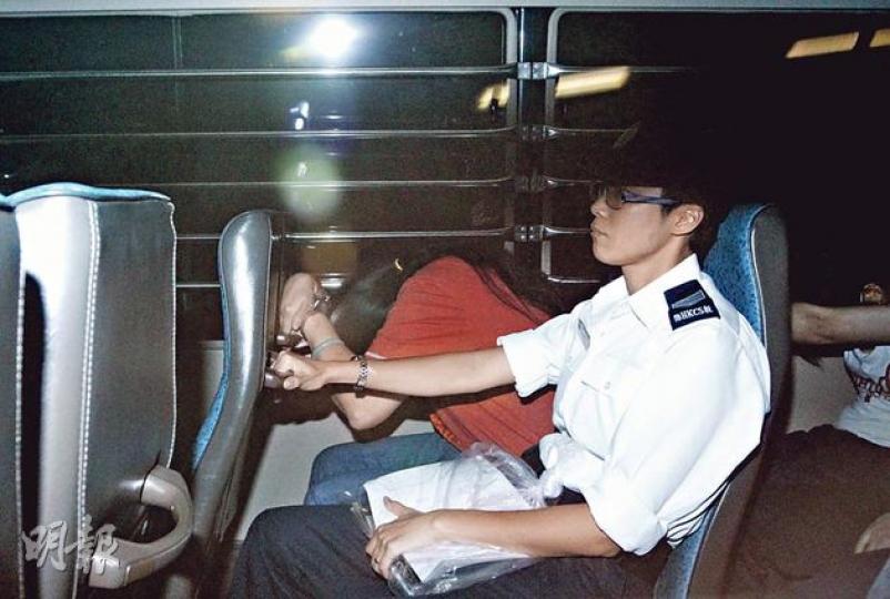 法官指女被告區玉珊在案中角色主導,反覆及持續虐待外傭,手法惡毒,故重判她監禁5年半。(李澤彤攝)擁有專上教育程度的男被告戴志偉被裁定兩項襲擊及傷人罪成,非法禁錮罪不成立,昨由囚車送往監獄。(李澤彤攝)大批外傭代表昨在案件判決前到區院外示威,大喊「我們是工人,不是奴隸」的口號,部分人事後表示滿意裁決。(陳倢朗攝) 法官指女被告區玉珊在案中角色主導,反覆及持續虐待外傭,手法惡毒,故重判她監禁5年半。(李澤彤攝)擁有專上教育程度的男被告戴志偉被裁定兩項襲擊及傷人罪成,非法禁錮罪不成立,昨由囚車送往監獄。(李澤彤攝)大批外傭代表昨在案件判決前到區院外示威,大喊「我們是工人,不是奴隸」的口號,部分人事後表示滿意裁決。(陳倢朗攝)