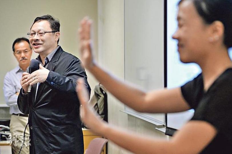 戴耀廷(前左)出席為聽障人士而設嘅佔中聾人佈道會,有即場手語傳譯,戴耀廷自言有啲緊張,但台下反應尚算唔錯。(葉家豪攝) 戴耀廷(前左)出席為聽障人士而設嘅佔中聾人佈道會,有即場手語傳譯,戴耀廷自言有啲緊張,但台下反應尚算唔錯。(葉家豪攝)