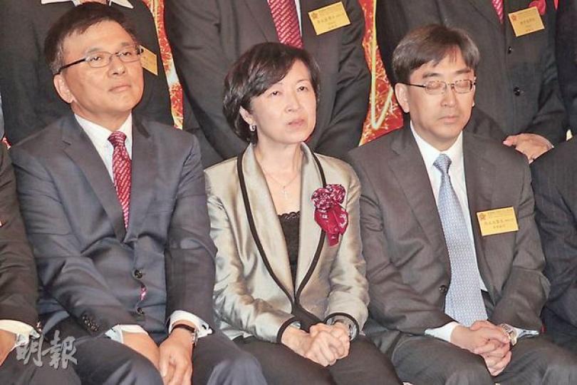梁振英同一眾高官噚日出席專資會晚會,當CY話官員奔波外訪推介香港、工作辛勞之際,高永文局長(右)已閉目養神,陳家強局長(左)睇嚟都有疲態,中間嘅行會成員羅范椒芬就好專注聆聽。(郭慶輝攝) 梁振英同一眾高官噚日出席專資會晚會,當CY話官員奔波外訪推介香港、工作辛勞之際,高永文局長(右)已閉目養神,陳家強局長(左)睇嚟都有疲態,中間嘅行會成員羅范椒芬就好專注聆聽。(郭慶輝攝)