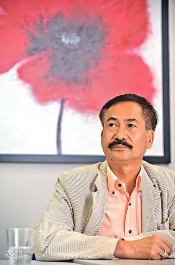 海天堂被指清洗發霉龜苓膏出售、又被城大學者質疑「龜苓膏無龜板」,董事長吳耀明承認生意因此受到很大打擊,「品牌幾近被摧毁」,但信警方調查及化驗結果將還他清白。(盧翊銘攝)海天堂的風波持續一周,記者昨傍晚到訪其中一間分店,仍見冷清。董事長吳耀明承認生意嚴重受挫,但強調會對欲退款的顧客「負責到底」。(盧翊銘攝) 海天堂被指清洗發霉龜苓膏出售、又被城大學者質疑「龜苓膏無龜板」,董事長吳耀明承認生意因此受到很大打擊,「品牌幾近被摧毁」,但信警方調查及化驗結果將還他清白。(盧翊銘攝)海天堂的風波持續一周,記者昨傍晚到訪其中一間分店,仍見冷清。董事長吳耀明承認生意嚴重受挫,但強調會對欲退款的顧客「負責到底」。(盧翊銘攝)