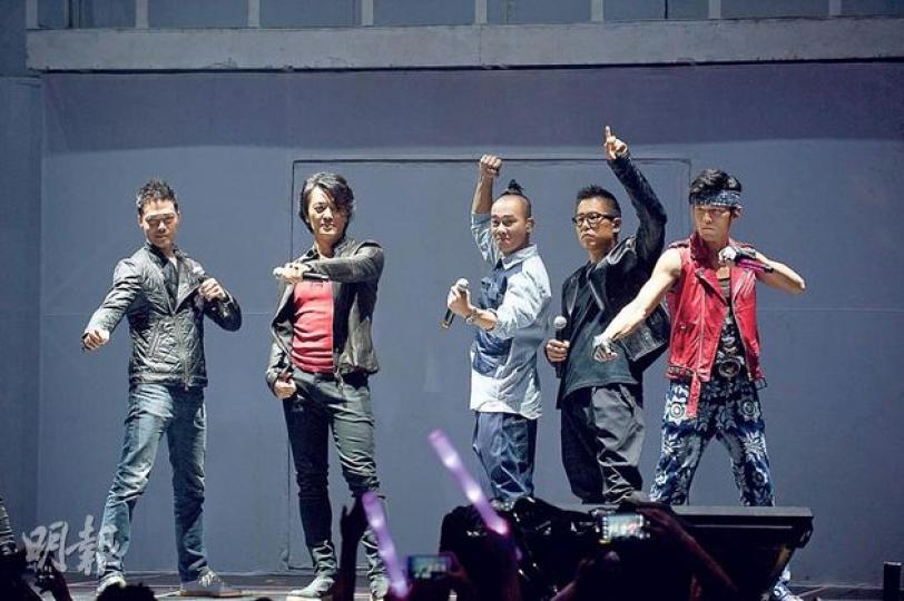古惑仔謝天華(左起)、伊健、小春、林曉峰與周杰倫合唱《友情歲月》。(攝影/記者﹕孫慧莊)Baby能跟偶像周杰倫同台合唱,緊張又開心。(攝影/記者﹕孫慧莊)周星馳舊愛于文鳳與光頭男伴捧場,初時顯得避忌,之後大方任影。(攝影/記者﹕孫慧莊) 古惑仔謝天華(左起)、伊健、小春、林曉峰與周杰倫合唱《友情歲月》。(攝影/記者﹕孫慧莊)Baby能跟偶像周杰倫同台合唱,緊張又開心。(攝影/記者﹕孫慧莊)周星馳舊愛于文鳳與光頭男伴捧場,初時顯得避忌,之後大方任影。(攝影/記者﹕孫慧莊)