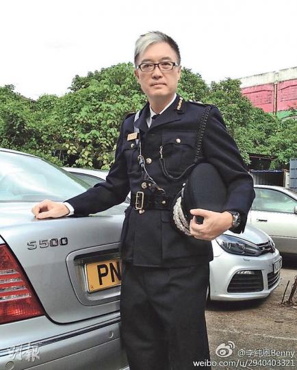 李純恩昨上載一張穿紀律部隊制服的造型照。(微博圖片) 李純恩昨上載一張穿紀律部隊制服的造型照。(微博圖片)