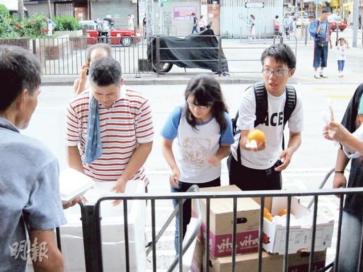 就讀大學社工系一年級的伍同學(中)及其朋友羅先生(右),昨日中秋佳節首度參與明哥的派月餅及派飯行動。兩人坦言幫到露宿者很快樂,過了一個最難忘的中秋節。(陳穎欣攝)中秋維園綵燈會昨夜人頭湧湧,大批市民到維園賞月及賞燈,不少市民一家大小或與情人知己結伴到場,與以膠樽砌成,高10米、闊20米的大型塑膠月亮合照,場面熱鬧。巨型月亮以4848個蒸餾水樽及2300個1.5公升水樽組合而成,半圓形的巨型月亮內設LED燈,在水池中形成倒影,造出地上一月亮、天上一月亮的效果,現場所見很受市民歡迎,紛紛舉機拍照。另 就讀大學社工系一年級的伍同學(中)及其朋友羅先生(右),昨日中秋佳節首度參與明哥的派月餅及派飯行動。兩人坦言幫到露宿者很快樂,過了一個最難忘的中秋節。(陳穎欣攝)中秋維園綵燈會昨夜人頭湧湧,大批市民到維園賞月及賞燈,不少市民一家大小或與情人知己結伴到場,與以膠樽砌成,高10米、闊20米的大型塑膠月亮合照,場面熱鬧。巨型月亮以4848個蒸餾水樽及2300個1.5公升水樽組合而成,半圓形的巨型月亮內設LED燈,在水池中形成倒影,造出地上一月亮、天上一月亮的效果,現場所見很受市民歡迎,紛紛舉機拍照。另