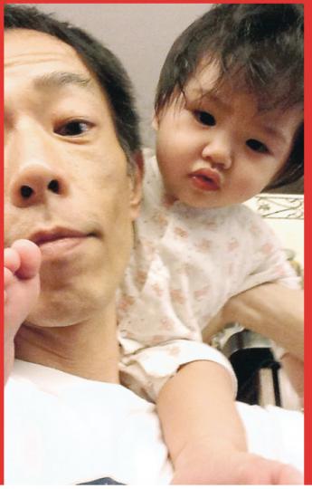 黃貫中與女兒玩騎膊馬過中秋。(微博圖片)黃貫中與女兒咀嘴甜到漏。(微博圖片) 黃貫中與女兒玩騎膊馬過中秋。(微博圖片)黃貫中與女兒咀嘴甜到漏。(微博圖片)