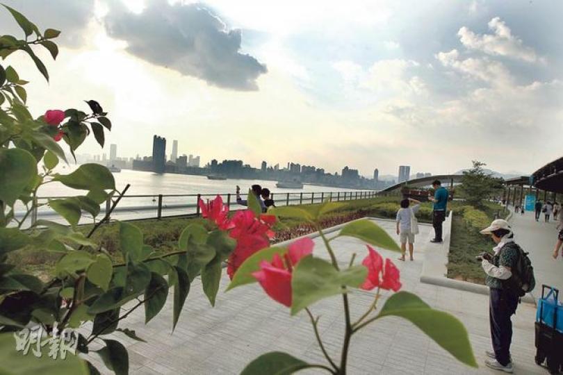 啟德郵輪碼頭首次開放天台花園予公眾參觀，花園面積達2.3萬平方米，可飽覽維港景色；不過旅遊業議會提醒，一旦懸掛3號強風信號，博覽會繼續舉行，但天台花園則未必開放。（李紹昌攝）