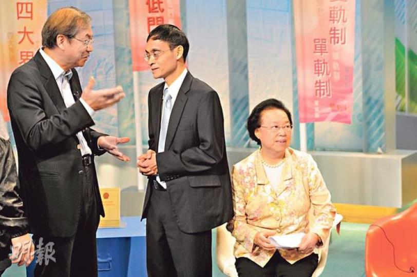港大法律學者陳弘毅（中）對「公民提名」是否符合《基本法》有保留。港區全國人大代表譚惠珠（右）認為公民提名是枝節，形容雙方分歧已由南北極走向赤道，但真普聯召集人鄭宇碩（左）相信真普聯方案符合《基本法》，重申堅拒篩選特首候選人的立場。（尹錦恩攝）