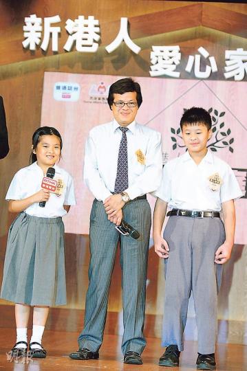 「新港人愛心家庭選舉」5個獲獎家庭包括湯氏一家，爸爸湯先生（中）去年接兩名子女來港定居，為子女入學四出奔波。兩子女同說，無論開心或不開心時，最喜歡就是「抱一抱」爸爸。（尹錦恩攝）