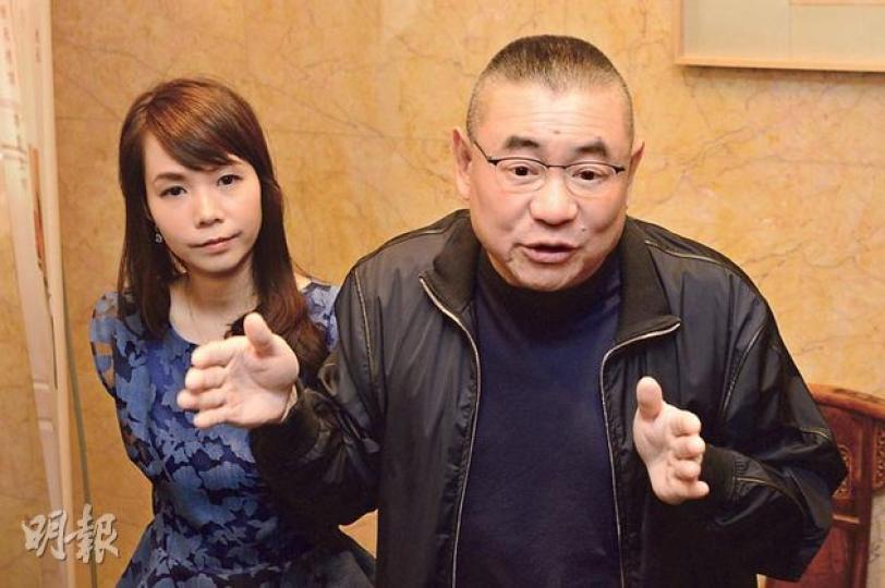 劉鑾雄（右）昨日在女友呂麗君陪同下見記者，指更換代表律師是「走投無路」下的選擇，並說自己面對「有勢力人士」逼害，但他希望以和為貴。（黃志東攝）