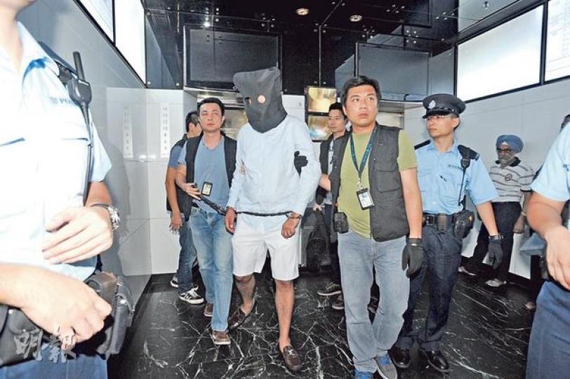 涉嫌兩度「扮住客」在酒店爆竊的哥倫比亞漢，昨晚由重案組探員押返重慶大廈其租住的賓館房間搜查。（樊銳昌攝）