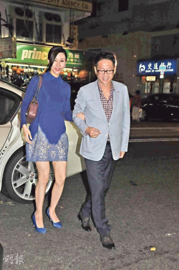 李嘉欣蹺着老公的手到場，兩夫婦笑容滿面，更望着鏡頭任影。（攝影﹕孫華中）許世勳與太太先抵達福臨門，由保鑣護送進入酒家。（攝影﹕孫華中）
