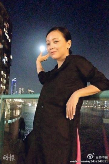 雯女對準角度，拍了一張狀似捧着月亮的照片。（微博圖片）謝天華這動作十分細微，似用手指握着月亮，還張開口作吃狀。（微博圖片）