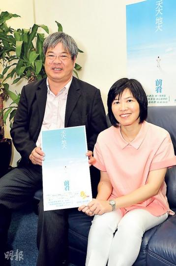 港台助理廣播處長（電視及機構業務）施永遠（左）跟港台總監（電視）陳敏娟（右）介紹新季度節目。（攝影﹕梁迺楠）