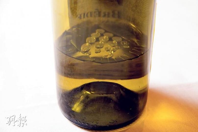 （黃志東攝）酒泵連膠酒塞約百多元，經濟且易處理，最為一般用家使用。圖為使用真空酒泵抽走瓶內空氣。（黃志東攝）William Chan﹕朗豪酒店明閣Wine Guy（侍酒師），曾於英國著名酒商Berry Brothers & Rudd、半島酒店、Hotel ICON工作（黃志東攝）