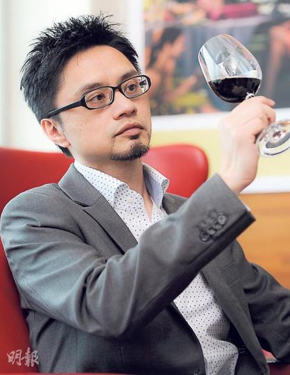 劉偉民（Ronny） - 酒評人兼樂評人，曾推出多本葡萄酒著作，包括《說葡萄酒的語言——法國篇》、《世界之醉》、《酒為上著》，並推出葡萄酒配音樂的CD Music & Wine－The Perfect Matching。現為大中華酒評人協會主席，去年更正式成為釀酒師，推出在意大利釀製的葡萄酒。（黃志東攝）蔡榛原（Jordan） - 前媒體飲食版資深記者。獲法國波爾多葡萄酒學院認證導師（L'Ecole du Vin de Bordeaux）資歷，現為大中華酒評人協會副主席、香港葡萄酒學會會長，曾任