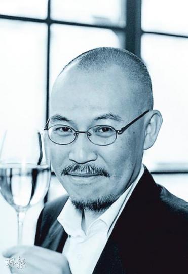 劉致新 - 有「劉校長」之稱，早於98年創辦《酒經月刊》，為同類型刊物的先鋒。出版多本葡萄酒相關書籍，包括《歎盡澳洲酒莊之旅》、《天作之合——當葡萄酒遇上中菜》等，於多份報章雜誌撰專欄文章。（黃志東攝）鄺英志 - 著名品酒師，法國波爾多葡萄酒學院認可講師，香港葡萄酒評審協會創辦人兼主席。教授葡萄酒課程，並曾出任多個葡萄酒比賽評委，如Everyday Bordeaux。（黃志東攝）