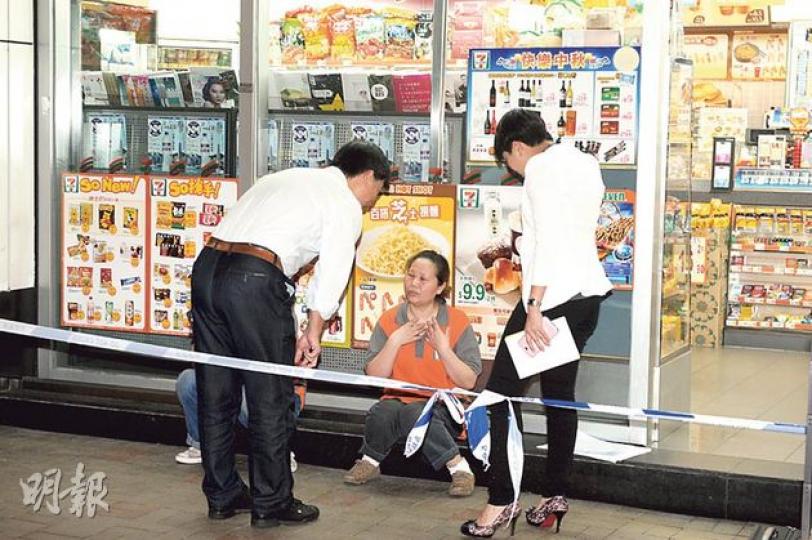 觀塘創紀之城便利店劫案中,被匪徒持刀指嚇的女店員,向探員講述案發經過時仍面有懼色。(蔡方山攝) 觀塘創紀之城便利店劫案中,被匪徒持刀指嚇的女店員,向探員講述案發經過時仍面有懼色。(蔡方山攝)