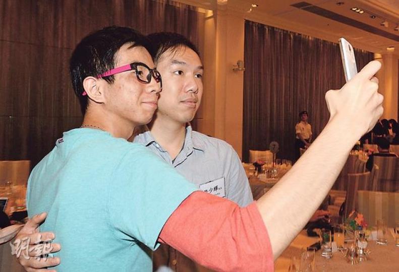 接受骨髓捐贈的急性白血病人麥迪燊(左)昨在香港骨髓捐贈者資料庫安排下,來港與骨髓捐贈者許少輝(右)見面,兩人一起自拍留念。(劉焌陶攝) 接受骨髓捐贈的急性白血病人麥迪燊(左)昨在香港骨髓捐贈者資料庫安排下,來港與骨髓捐贈者許少輝(右)見面,兩人一起自拍留念。(劉焌陶攝)