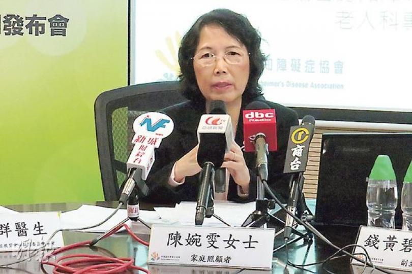 家有3老患認知障礙症的陳婉雯(圖),面對奶奶性情大變等問題,一度感無助。其後陳將奶奶送進院舍,發現她比以前開朗不少。(易淑麗攝) 家有3老患認知障礙症的陳婉雯(圖),面對奶奶性情大變等問題,一度感無助。其後陳將奶奶送進院舍,發現她比以前開朗不少。(易淑麗攝)