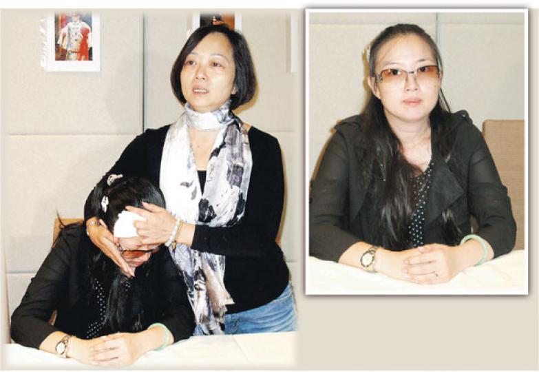 林錦堂遺孀林何嘉茵昨日舉行記者會公布堂哥的後事,其間仍難掩悲傷,激動落淚,堂哥侄女在旁安慰。(攝影/記者:鍾一虹)林錦堂太太(前排左二)與堂哥侄女林寶珠(前排右二)昨日率堂哥的徒弟出席記者會公布堂哥的身後事。林太會按堂哥意願將遺留的大部分戲服及衣箱傳給大徒弟梁兆明(前排左一),其餘的戲服都會傳給衛駿輝(後排右二)及其他徒弟留念。(攝影/記者:鍾一虹) 林錦堂遺孀林何嘉茵昨日舉行記者會公布堂哥的後事,其間仍難掩悲傷,激動落淚,堂哥侄女在旁安慰。(攝影/記者:鍾一虹)林錦堂太太(前排左二)與堂哥侄女林寶珠(前排右二)昨日率堂哥的徒弟出席記者會公布堂哥的身後事。林太會按堂哥意願將遺留的大部分戲服及衣箱傳給大徒弟梁兆明(前排左一),其餘的戲服都會傳給衛駿輝(後排右二)及其他徒弟留念。(攝影/記者:鍾一虹)