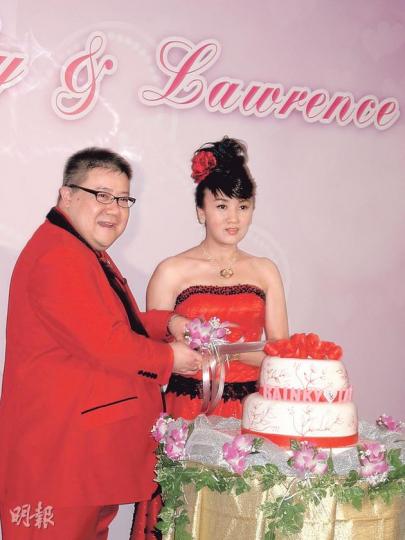 劉錫賢與新婚太太也是身材珠圓玉潤有福氣的人。(攝影﹕梁迺楠)肥仔賢娶妻,兩人似接吻魚。(攝影﹕梁迺楠)黃秋生是肥仔賢的演藝學院同學,故到場恭賀一對新人。(攝影﹕梁迺楠)一對新人的父親在婚宴上擔任證婚人,肥仔賢爸爸(右一)有新抱茶飲,精神特別好。(攝影﹕梁迺楠)黃樹棠是劉錫賢的媒人,亞姐林紫君(右)也戥肥仔賢娶老婆感高興。(攝影﹕梁迺楠)陳啟泰與陳煒也到場恭賀劉錫賢結婚之喜。(攝影﹕梁迺楠) 劉錫賢與新婚太太也是身材珠圓玉潤有福氣的人。(攝影﹕梁迺楠)肥仔賢娶妻,兩人似接吻魚。(攝影﹕梁迺楠)黃秋生是肥仔賢的演藝學院同學,故到場恭賀一對新人。(攝影﹕梁迺楠)一對新人的父親在婚宴上擔任證婚人,肥仔賢爸爸(右一)有新抱茶飲,精神特別好。(攝影﹕梁迺楠)黃樹棠是劉錫賢的媒人,亞姐林紫君(右)也戥肥仔賢娶老婆感高興。(攝影﹕梁迺楠)陳啟泰與陳煒也到場恭賀劉錫賢結婚之喜。(攝影﹕梁迺楠)