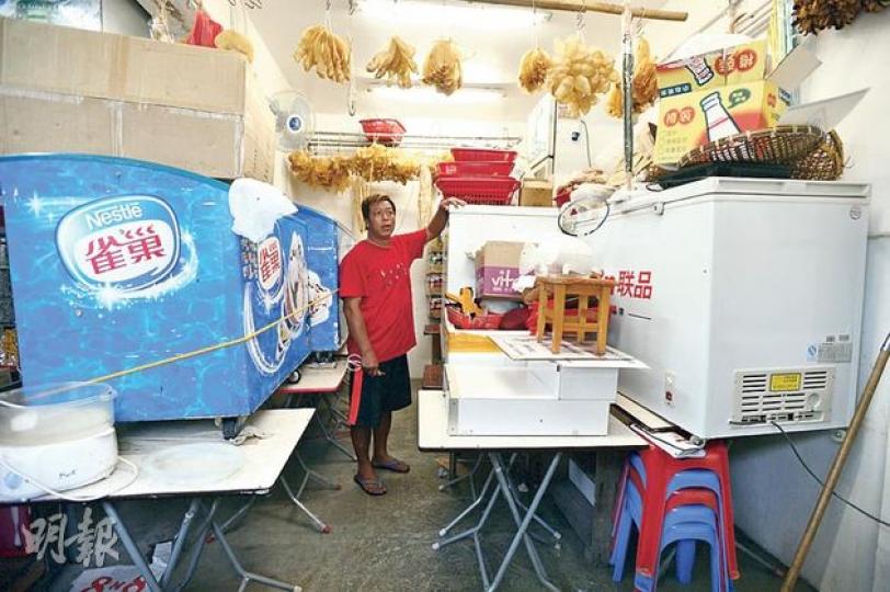 在大澳永安街經營海味店的黃先生(圖)說,因應天兔吹襲,已提早一日在門外堆砌沙包及膠板,並用桌子墊高雪櫃及吊起海味等,期望減低損失。(鄧宗弘攝)民安隊約40多人昨午到大澳逐家逐戶呼籲居民做好應付水浸準備,並協助居民「墊高」家具。(鄧宗弘攝) 在大澳永安街經營海味店的黃先生(圖)說,因應天兔吹襲,已提早一日在門外堆砌沙包及膠板,並用桌子墊高雪櫃及吊起海味等,期望減低損失。(鄧宗弘攝)民安隊約40多人昨午到大澳逐家逐戶呼籲居民做好應付水浸準備,並協助居民「墊高」家具。(鄧宗弘攝)