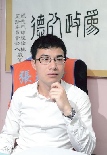 16年前從內地來港的28歲觀塘區議員張琪騰說,當年要花很大努力才能融入香港社會。他認為政府應控制自由行旅客數字,可紓緩港人對新移民的反感。(陳淑安攝) 16年前從內地來港的28歲觀塘區議員張琪騰說,當年要花很大努力才能融入香港社會。他認為政府應控制自由行旅客數字,可紓緩港人對新移民的反感。(陳淑安攝)
