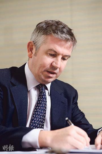 LGT皇家銀行首席投資策略師Stephen Corry認為,退市只是時間問題,亞洲新興市場的好戲遲早會上映完畢;未來5年甚至更久,市場會重新聚焦歐美成熟市場。(黃志東攝) LGT皇家銀行首席投資策略師Stephen Corry認為,退市只是時間問題,亞洲新興市場的好戲遲早會上映完畢;未來5年甚至更久,市場會重新聚焦歐美成熟市場。(黃志東攝)