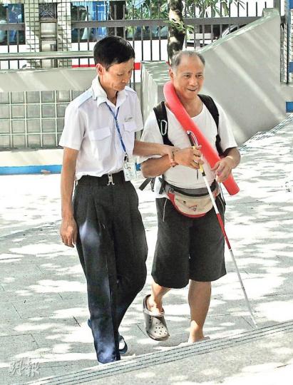 六旬的祝宗壁(右)失明近30年,在斧山道找到他的「無障礙」泳池,每次職員從遠處看到阿祝的導盲杖,均會趨前攙扶他上樓梯及助他入閘。(李紹昌攝)年輕時泳術不錯的阿祝,現在只能依靠浮棒在池邊做簡單水上運動,但他開心地說「已覺心滿意足」。池邊救生員及工作人員不時留意阿祝需要,更會幫忙計時提醒他上水。(李紹昌攝)阿祝暢泳後,更衣室清潔員工(右)會友善地讓他捉着手臂以帶路離開泳池,即使阿祝看不見,大家也會向他報以笑容。(李紹昌攝) 六旬的祝宗壁(右)失明近30年,在斧山道找到他的「無障礙」泳池,每次職員從遠處看到阿祝的導盲杖,均會趨前攙扶他上樓梯及助他入閘。(李紹昌攝)年輕時泳術不錯的阿祝,現在只能依靠浮棒在池邊做簡單水上運動,但他開心地說「已覺心滿意足」。池邊救生員及工作人員不時留意阿祝需要,更會幫忙計時提醒他上水。(李紹昌攝)阿祝暢泳後,更衣室清潔員工(右)會友善地讓他捉着手臂以帶路離開泳池,即使阿祝看不見,大家也會向他報以笑容。(李紹昌攝)