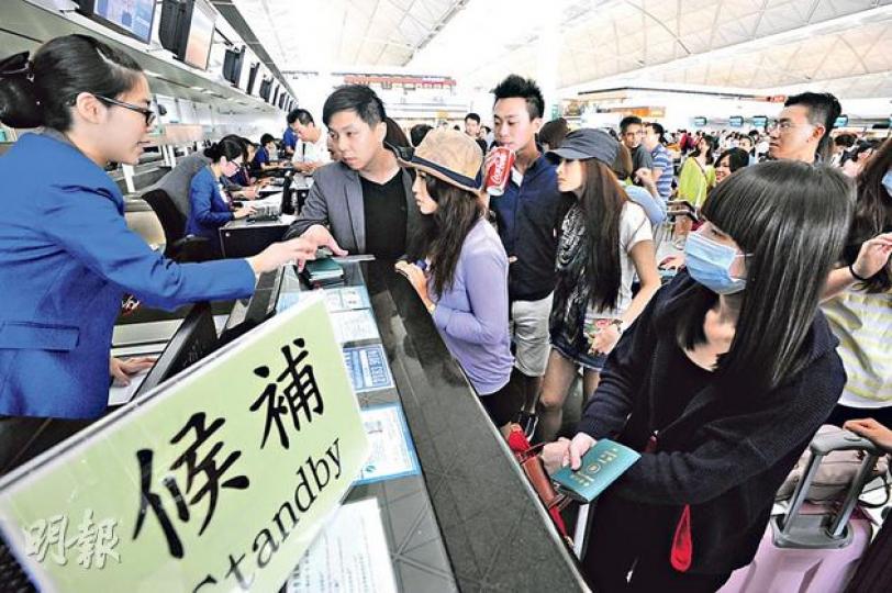 天兔襲港期間,有193班原定前日離港航機取消,大批滯港旅客昨晨趕到機場撲候補機位,部分航空公司櫃位人龍長達數十人。(尹錦恩攝) 天兔襲港期間,有193班原定前日離港航機取消,大批滯港旅客昨晨趕到機場撲候補機位,部分航空公司櫃位人龍長達數十人。(尹錦恩攝)