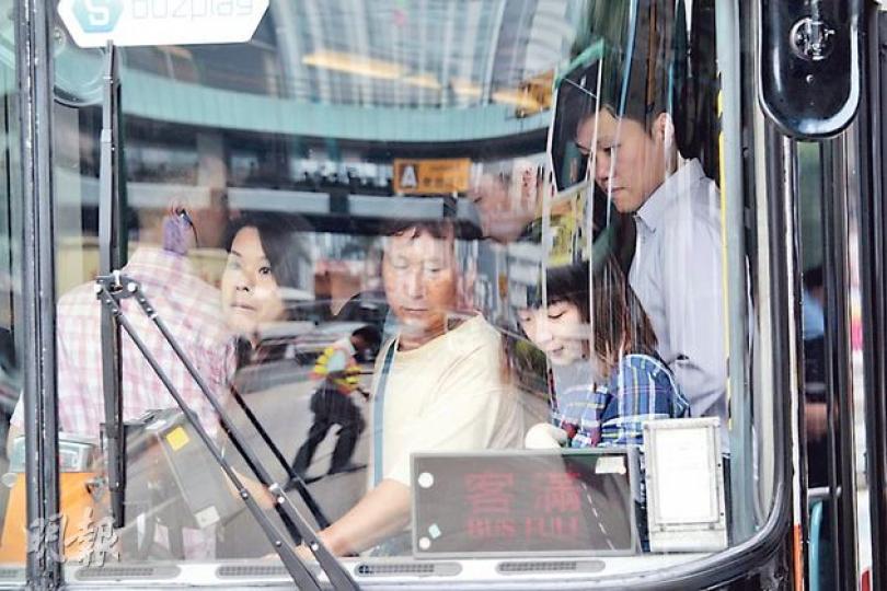 隨着天兔遠離,天文台昨早10時25分取消所有熱帶氣旋警告,市民紛紛趕上班,各區巴士站大排長龍,有巿民提早出門,希望避過繁忙時間。圖為紅隧巴士站迫巴士的情形。(郭慶輝攝) 隨着天兔遠離,天文台昨早10時25分取消所有熱帶氣旋警告,市民紛紛趕上班,各區巴士站大排長龍,有巿民提早出門,希望避過繁忙時間。圖為紅隧巴士站迫巴士的情形。(郭慶輝攝)