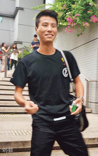 警員盧卓浩(圖)否認在尖沙嘴警署偷竊輔警的iPhone 4,案件昨被裁定表證成立。(羅慧茵攝) 警員盧卓浩(圖)否認在尖沙嘴警署偷竊輔警的iPhone 4,案件昨被裁定表證成立。(羅慧茵攝)
