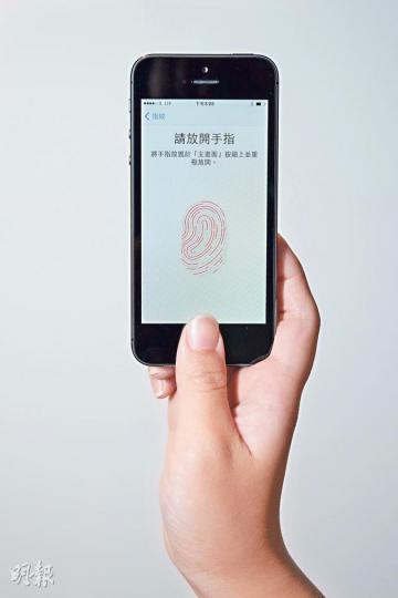 (圖A)(黃志東攝)Touch ID除了用於解除屏幕鎖,亦可用作登入iTunes Store和App Store,或在購物時當作Apple ID使用,最多可儲存5組指紋。(黃志東攝)iPhone 5s(左)以Touch ID開啟屏幕鎖,iPhone 5(右)則以密碼鎖開啟。5s先按一下Home鍵,放開手指再按住Home鍵就可以解 鎖,只需一秒便進入主屏幕;而iPhone 5的密碼(先移動滑桿,再輸入4位數字密碼)還未完全輸入,指紋解鎖明顯快一點。(黃志東攝)電容式指紋感應器,只感應到有生命的物質 (圖A)(黃志東攝)Touch ID除了用於解除屏幕鎖,亦可用作登入iTunes Store和App Store,或在購物時當作Apple ID使用,最多可儲存5組指紋。(黃志東攝)iPhone 5s(左)以Touch ID開啟屏幕鎖,iPhone 5(右)則以密碼鎖開啟。5s先按一下Home鍵,放開手指再按住Home鍵就可以解 鎖,只需一秒便進入主屏幕;而iPhone 5的密碼(先移動滑桿,再輸入4位數字密碼)還未完全輸入,指紋解鎖明顯快一點。(黃志東攝)電容式指紋感應器,只感應到有生命的物質