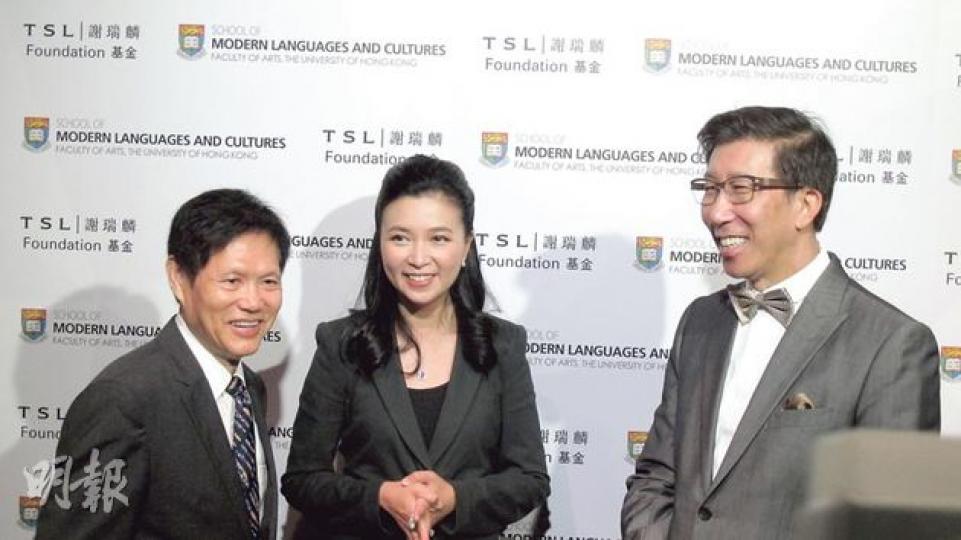 謝瑞麟(左)在新抱謝邱安儀(中)陪伴下出席謝瑞麟基金會與港大合辦課程開幕儀式,為他出獄後首次出席公開場合。昨日所見謝瑞麟精神很好,講話中氣十足。圖右為身兼謝瑞麟珠寶獨立非執董的陳裕光。(葉浩霖攝) 謝瑞麟(左)在新抱謝邱安儀(中)陪伴下出席謝瑞麟基金會與港大合辦課程開幕儀式,為他出獄後首次出席公開場合。昨日所見謝瑞麟精神很好,講話中氣十足。圖右為身兼謝瑞麟珠寶獨立非執董的陳裕光。(葉浩霖攝)