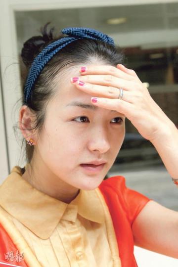 從內地移居香港的家長程太(圖),聲稱為讓兒子能入讀喇沙小學,由佛教改信基督教。當記者告訴她喇沙是天主教時,她說加入基督教已「很大犧牲」,當時沒有想那麼多,閉上眼睛就選了基督教。(鄭宏禮攝)小一自行收生階段昨起接受家長遞交申請表,傳統名校九龍塘喇沙小學昨早9時前,已有近50名家長在門外排隊遞表,排頭位的家長7時已來到。(尹錦恩攝) 從內地移居香港的家長程太(圖),聲稱為讓兒子能入讀喇沙小學,由佛教改信基督教。當記者告訴她喇沙是天主教時,她說加入基督教已「很大犧牲」,當時沒有想那麼多,閉上眼睛就選了基督教。(鄭宏禮攝)小一自行收生階段昨起接受家長遞交申請表,傳統名校九龍塘喇沙小學昨早9時前,已有近50名家長在門外排隊遞表,排頭位的家長7時已來到。(尹錦恩攝)